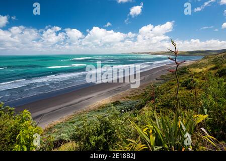 Panorama des Strandes von Ngarunui, perfekter Surfspot in Raglan, Waikato, Neuseeland Stockfoto