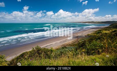 Panorama des Strandes von Ngarunui, perfekter Surfspot in Raglan, Waikato, Neuseeland Stockfoto