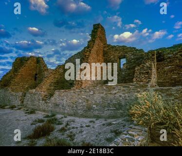 Dawn, Ruinen, Pueblo Bonito, Chaco Culture National Historical Park, New Mexico Stockfoto