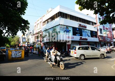 Die geschäftige Jawaharlal Nehru Street und MG Road Gegend in Pondicherry, Indien. Stockfoto