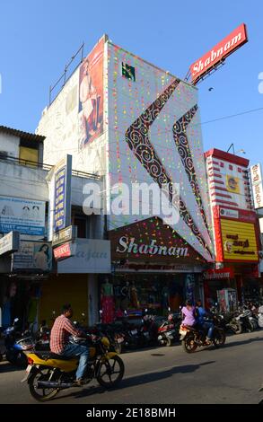 Die geschäftige Jawaharlal Nehru Street und MG Road Gegend in Pondicherry, Indien. Stockfoto