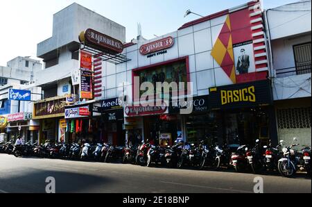 Die geschäftige Jawaharlal Nehru Street und MG Road Gegend in Pondicherry, Indien. Stockfoto