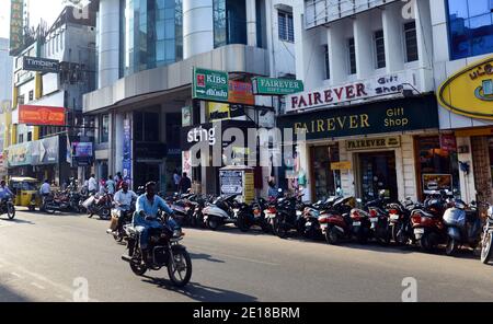 Die geschäftige Jawaharlal Nehru Street und MG Road Gegend in Pondicherry, Indien. Stockfoto