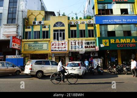 Die geschäftige Jawaharlal Nehru Street und MG Road Gegend in Pondicherry, Indien. Stockfoto