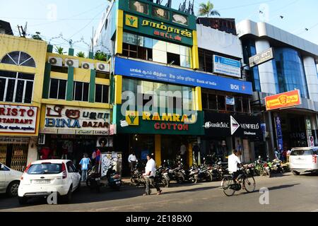 Die geschäftige Jawaharlal Nehru Street und MG Road Gegend in Pondicherry, Indien. Stockfoto