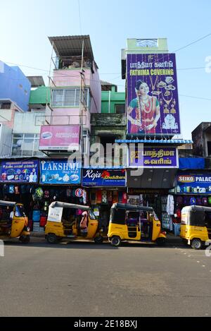 Die geschäftige Jawaharlal Nehru Street und MG Road Gegend in Pondicherry, Indien. Stockfoto