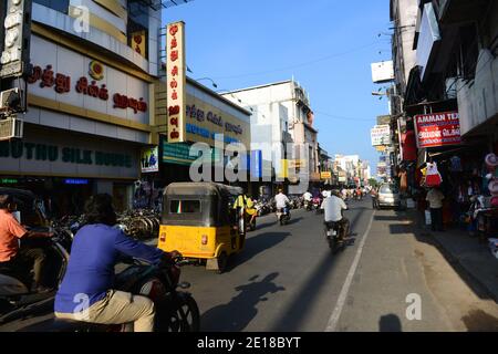 Die geschäftige Jawaharlal Nehru Street und MG Road Gegend in Pondicherry, Indien. Stockfoto