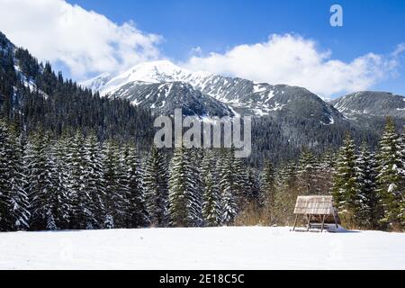 Kalter sonniger Wintermorgen in Tarta Bergzüge mit dem Picknick Tabelle Stockfoto