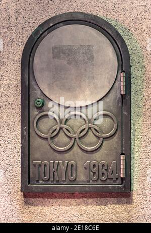 tokio, japan - november 02 2020: Nahaufnahme des gusseisernen Tores, das den Schalter der olympischen Brücke namens Gorinbashi beherbergt, der für den Sommer 1964 geschaffen wurde Stockfoto
