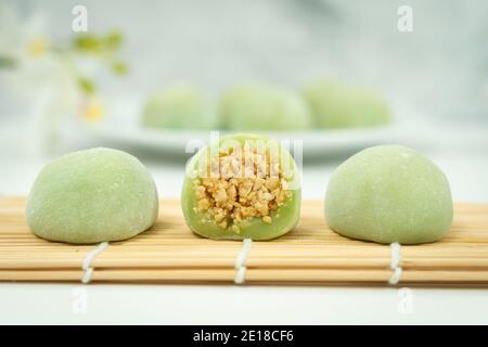 Chinesische Dessert Mochi mit gemahlenem Erdnusszucker Füllung Stockfoto