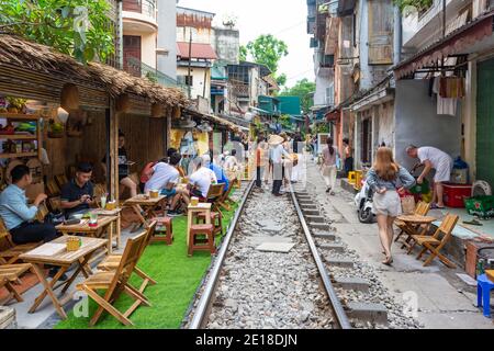 Hanoi, Vietnam - 23. Juni 2019: "Hanoi Street Train" ist ein Ort in hanoi Altstadt, wo Züge durch sehr nahe an den Häusern der Menschen passieren. Stockfoto