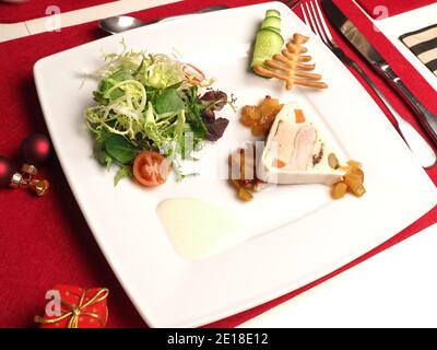 Köstliche Terrine mit Geflügelleber auf einem Gartensalat, Vorspeisen Konzept, Urlaub, Weihnachten, gesunde Ernährung Stockfoto