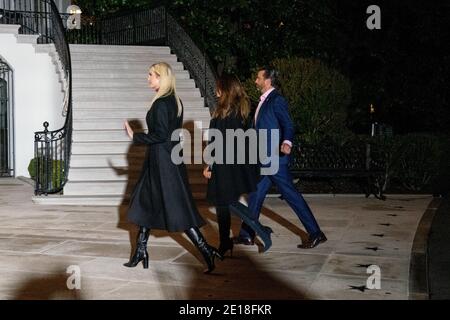 US-Präsident Donald Trumps Tochter Ivanka Trump und Sohn Donald Trump jr. Kehren nach einem Besuch in Dalton, Georgia, in Washington D.C., USA, am Dienstag, den 5. Januar 2021 ins Weiße Haus zurück. Foto von Erin Scott/Pool/ABACAPRESS.COM Stockfoto