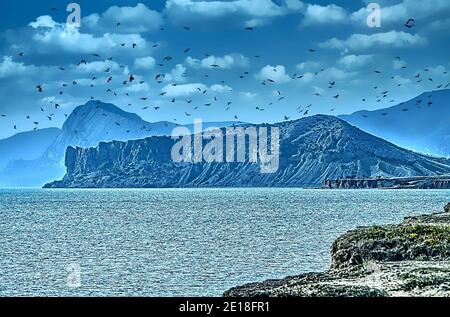 Mount Alchak in Sudak, Blick vom Damm. Stockfoto