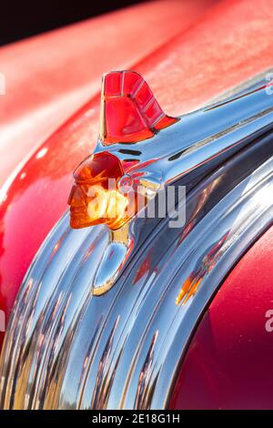 Nahaufnahme der 50er Jahre Pontiac Chieftain Acht indische Haube Haube Haube Ornament bei Stars & Stripes klassische amerikanische Auto-Show, Tatton Park, manchester Stockfoto