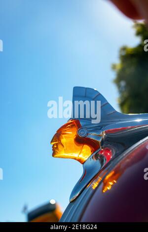 Nahaufnahme der 50er Jahre Pontiac Chieftain Acht indische Haube Haube Haube Ornament bei Stars & Stripes klassische amerikanische Auto-Show, Tatton Park, manchester Stockfoto