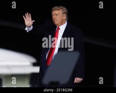 Dalton, Usa. Januar 2021. Präsident Donald Trump winkt seinen Anhängern zu, nachdem er am Montag, den 4. Januar 2021, auf einer republikanischen Kundgebung für die Senatoren Kelly Loeffler und David Perdue in Georgia am Dalton Regional Airport gesprochen hatte. Foto von Tami Chappell/UPI Credit: UPI/Alamy Live News Stockfoto