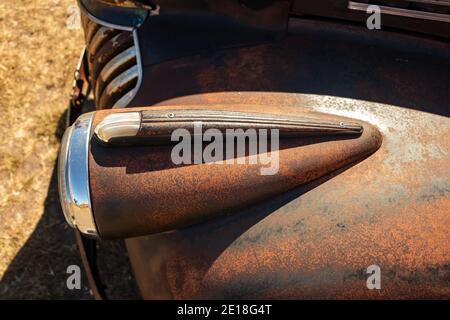 Detail des rostigen Scheinwerfers des stromlinienförmigen amerikanischen Oldtimers chevrolet aus den 1940er Jahren bei Stars & Stripes Stockfoto