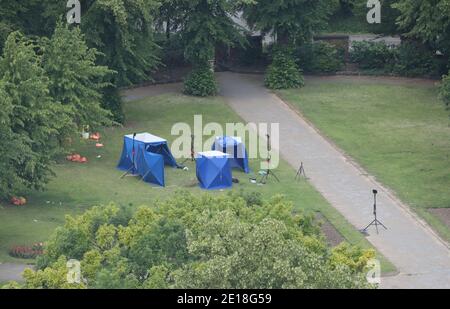 Datei Foto vom 22/06/20 von Polizeizelten in Forbury Gardens im Stadtzentrum von Reading, nachdem Khairi Saadallah einen zweiminütigen Messer-Spree gestartet hatte. Die Verurteilung der Terroranschläge in Reading wird heute beginnen, nachdem er drei Morde und drei Mordversuche im Old Bailey in London schuldig gesprochen hat. Stockfoto