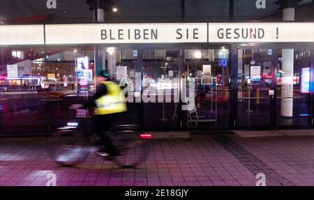 Hannover, Deutschland. Januar 2021. Ein Schriftzug „gesund bleiben!“ Steht im Theater am Aegi. Die Menschen in Deutschland müssen sich auf eine Verlängerung der Corona-Maßnahmen und die Sperrung bis Ende Januar vorbereiten. Kredit: Julian Stratenschulte/dpa/Alamy Live Nachrichten Stockfoto