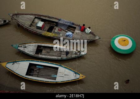 Eine Luftaufnahme von Booten, die auf dem Fluss Ganges in Varanasi, Uttar Pradesh, Indien, schwimmen. Stockfoto