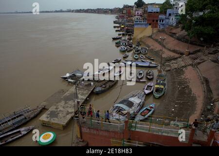 Fluss Ganghes und mehrere Ghats an seinem Ufer, wo Boote gebunden sind. Varanasi, Uttar Pradesh, Indien. Stockfoto