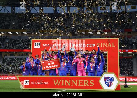 Tokio, Japan. Januar 2021. FC Tokyo Spieler feiern mit der Trophäe nach dem Gewinn des J. League YBC Levain Cup Final Match 2020 zwischen Kashiwa Reysol 1-2 FC Tokyo im Nationalstadion in Tokio, Japan, 4. Januar 2021. Quelle: Kenzaburo Matsuoka/AFLO/Alamy Live News Stockfoto