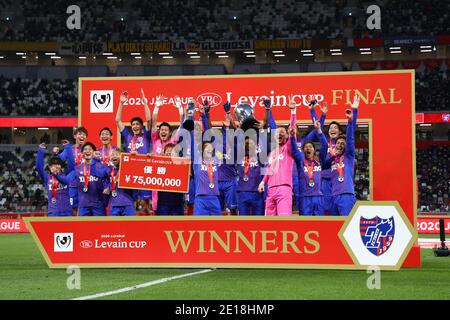 Tokio, Japan. Januar 2021. FC Tokyo Spieler feiern mit der Trophäe nach dem Gewinn des J. League YBC Levain Cup Final Match 2020 zwischen Kashiwa Reysol 1-2 FC Tokyo im Nationalstadion in Tokio, Japan, 4. Januar 2021. Quelle: Kenzaburo Matsuoka/AFLO/Alamy Live News Stockfoto