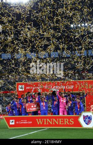 Tokio, Japan. Januar 2021. FC Tokyo Spieler feiern mit der Trophäe nach dem Gewinn des J. League YBC Levain Cup Final Match 2020 zwischen Kashiwa Reysol 1-2 FC Tokyo im Nationalstadion in Tokio, Japan, 4. Januar 2021. Quelle: Kenzaburo Matsuoka/AFLO/Alamy Live News Stockfoto