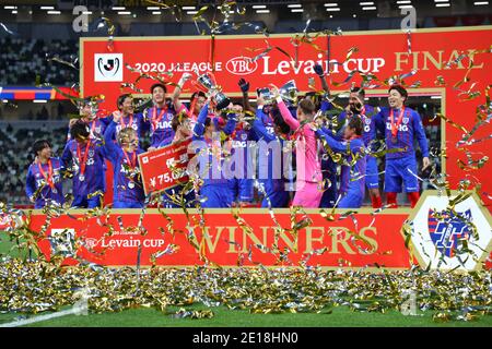 Tokio, Japan. Januar 2021. FC Tokyo Spieler feiern mit der Trophäe nach dem Gewinn des J. League YBC Levain Cup Final Match 2020 zwischen Kashiwa Reysol 1-2 FC Tokyo im Nationalstadion in Tokio, Japan, 4. Januar 2021. Quelle: Kenzaburo Matsuoka/AFLO/Alamy Live News Stockfoto