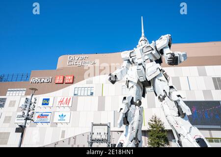 Tokio, Japan - 3. Januar 2020: RX-0 Unicorn Gundam vor dem Diver City Tokyo Plaza in Odaiba, Tokio. Stockfoto