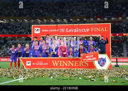 Tokio, Japan. Januar 2021. FC Tokyo Spieler feiern mit der Trophäe nach dem Gewinn des J. League YBC Levain Cup Final Match 2020 zwischen Kashiwa Reysol 1-2 FC Tokyo im Nationalstadion in Tokio, Japan, 4. Januar 2021. Quelle: Kenzaburo Matsuoka/AFLO/Alamy Live News Stockfoto