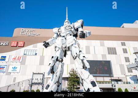 Tokio, Japan - 3. Januar 2020: RX-0 Unicorn Gundam vor dem Diver City Tokyo Plaza in Odaiba, Tokio. Stockfoto