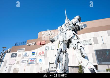 Tokio, Japan - 3. Januar 2020: RX-0 Unicorn Gundam vor dem Diver City Tokyo Plaza in Odaiba, Tokio. Stockfoto