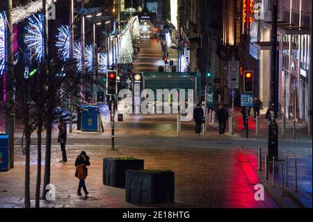 Glasgow, Schottland, Großbritannien. Januar 2021. Im Bild: Gestern um 14 Uhr kündigte der schottische erste Minister an, dass es ab Mitternacht eine Sperre geben würde. Szenen aus dem frühen Morgen während einer normalerweise geschäftigen Hauptverkehrszeit, sieht nur eine Handvoll Pendler gehen über ihr Geschäft. Das Stadtzentrum von Glasgow ist leer und menschenleer. Die Menschen wurden aufgefordert, in ihren Häusern zu bleiben, es sei denn, es ist für wesentliche Reisende Orte wie Arbeit oder wesentliche Lebensmittel oder Bewegung zu bekommen. Quelle: Colin Fisher/Alamy Live News Stockfoto