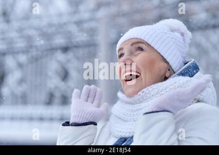 Reife Frau in Winterkleidung posiert im Freien Stockfoto