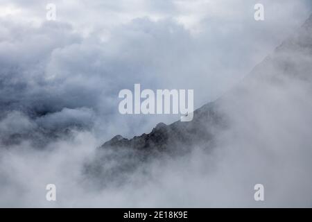 Dramatische wolkenbedeckte Gipfel in den österreichischen Alpen Stockfoto