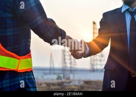 Engineering Hände schütteln am Arbeitsplatz Gebäude Baumarkt Projekt Erfolg, Business-Menschen schütteln Hand Vereinbarung Investitionsgeschäft Stockfoto