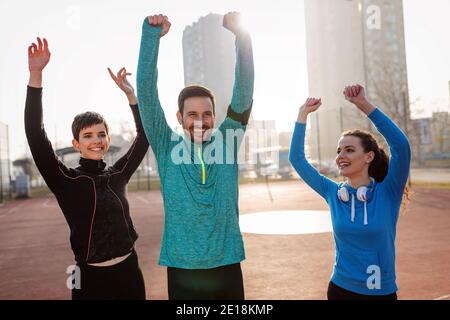 Joggen und Laufen sind Fitness-Erholungen. Glückliche Gruppe von Freunden trainieren zusammen. Stockfoto