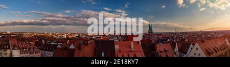 Panoramablick auf die historische Stadt Nürnberg beleuchtet Schönes goldenes Abendlicht mit dramatischen Wolken bei Sonnenuntergang Sommer Stockfoto