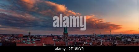 Panoramablick auf die historische Stadt Nürnberg beleuchtet Schönes goldenes Abendlicht mit dramatischen Wolken bei Sonnenuntergang Sommer Stockfoto