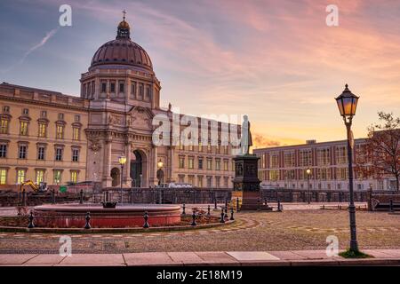 Das rekonstruierte Stadtpalais in Berlin vor Sonnenaufgang Stockfoto