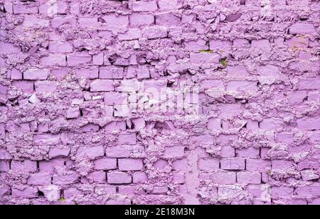 Hintergrund von einer alten und abgenutzten Ziegelwand eingemalten Violett Stockfoto