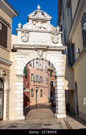 Die Porta Balbi in Rovinj, Kroatien, ein altes venezianisches Stadttor Stockfoto