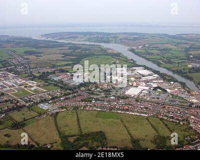 Luftaufnahme von Newport Stadt, mit St Mary's Hospital & Dodnor Industrial Estate prominent, Isle of Wight, Großbritannien Stockfoto