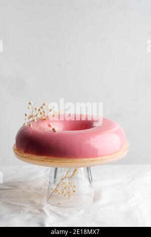 Rosa Mousse Kuchen Dessert auf einem Tisch Stockfoto
