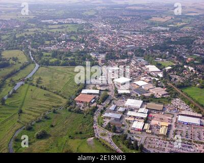 Luftaufnahme von Salisbury mit Blick auf Southampton Road Retail Park Richtung Kathedrale und Stadtzentrum Stockfoto