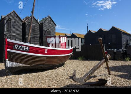 Hohe schwarze Holzschuppen sind traditionelle Lagergebäude der Hastings-Fischereiflotte in der Hastings Old Town in England, Großbritannien Stockfoto