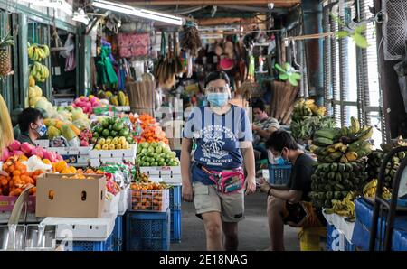 Manila, Philippinen. Januar 2021. Eine Frau, die eine Maske trägt, wird auf einem Markt in Manila auf den Philippinen gesehen, 5. Januar 2021. Die Inflation auf den Philippinen stieg im Vergleich zum Vorjahr im Dezember 2020 auf 3.5 Prozent, ein Anstieg von 3.3 Prozent im November 2020, getrieben von einem Anstieg der Nahrungsmittel und alkoholfreien Getränke, teilte die Philippine Statistics Authority (PSA) am Dienstag mit. PSA-Chef Dennis Mapa sagte einer virtuellen Pressekonferenz, dass dies die höchste Inflation seit März 2019 sei. Quelle: Rouelle Umali/Xinhua/Alamy Live News Stockfoto