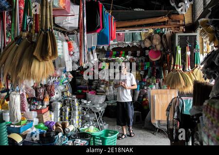 Manila, Philippinen. Januar 2021. Ein Mann, der eine Maske trägt, sieht sich Gegenstände an, die auf einem Markt in Manila, Philippinen, am 5. Januar 2021 verkauft werden. Die Inflation auf den Philippinen stieg im Vergleich zum Vorjahr im Dezember 2020 auf 3.5 Prozent, ein Anstieg von 3.3 Prozent im November 2020, getrieben von einem Anstieg der Nahrungsmittel und alkoholfreien Getränke, teilte die Philippine Statistics Authority (PSA) am Dienstag mit. PSA-Chef Dennis Mapa sagte einer virtuellen Pressekonferenz, dass dies die höchste Inflation seit März 2019 sei. Quelle: Rouelle Umali/Xinhua/Alamy Live News Stockfoto